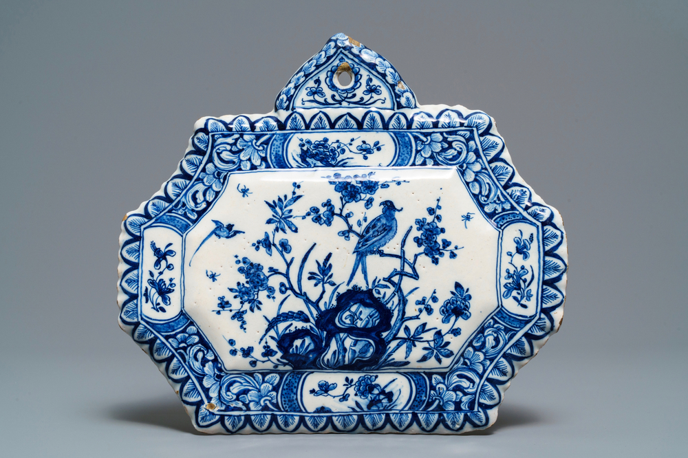 Een blauw-witte Delftse plaquette gedateerd 1725