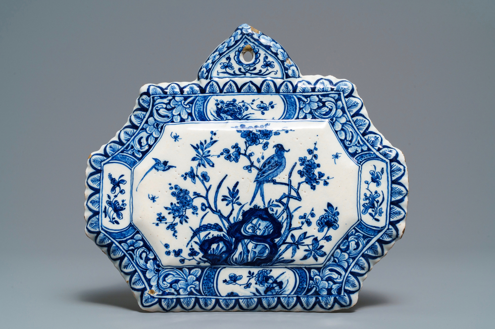 Une plaque dat&eacute;e 1725 en fa&iuml;ence de Delft bleu et blanc