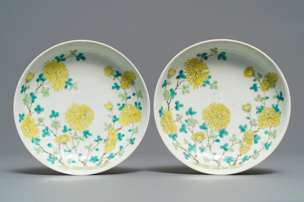 Une paire d'assiettes en porcelaine de Chine &agrave; d&eacute;cor de chrysanth&egrave;mes, marque de Guangxu, 19/20&egrave;me