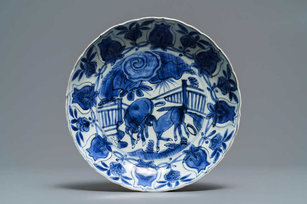 Een Chinees blauw-wit kraakporseleinen bord met paarden, Wanli