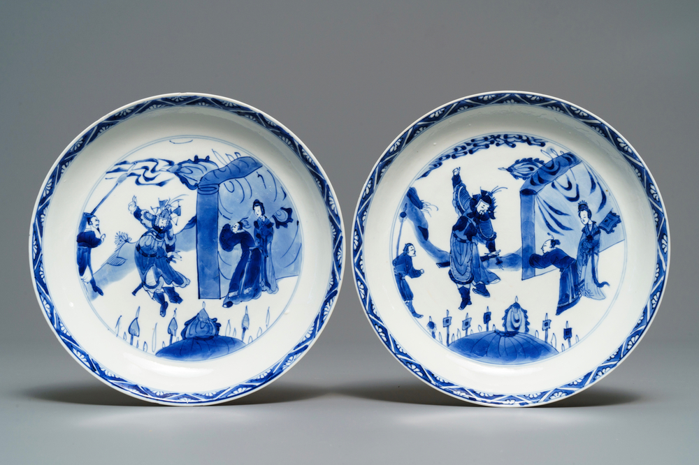 Une paire d'assiettes en porcelaine de Chine bleu et blanc, marque de Chenghua, Kangxi