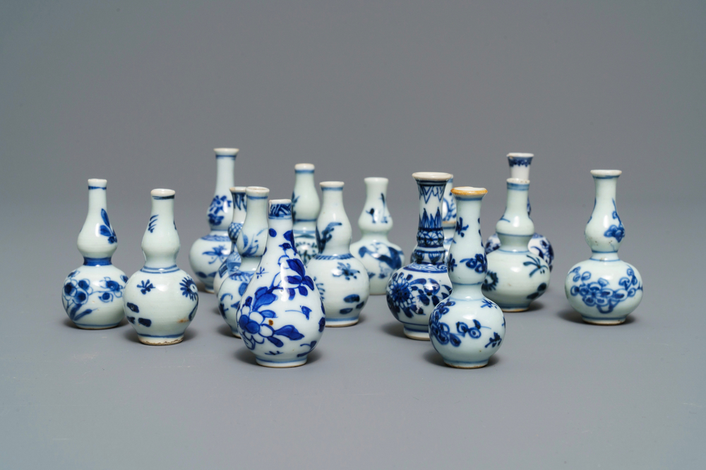 Vijftien Chinese blauw-witte miniatuur vaasjes, Kangxi