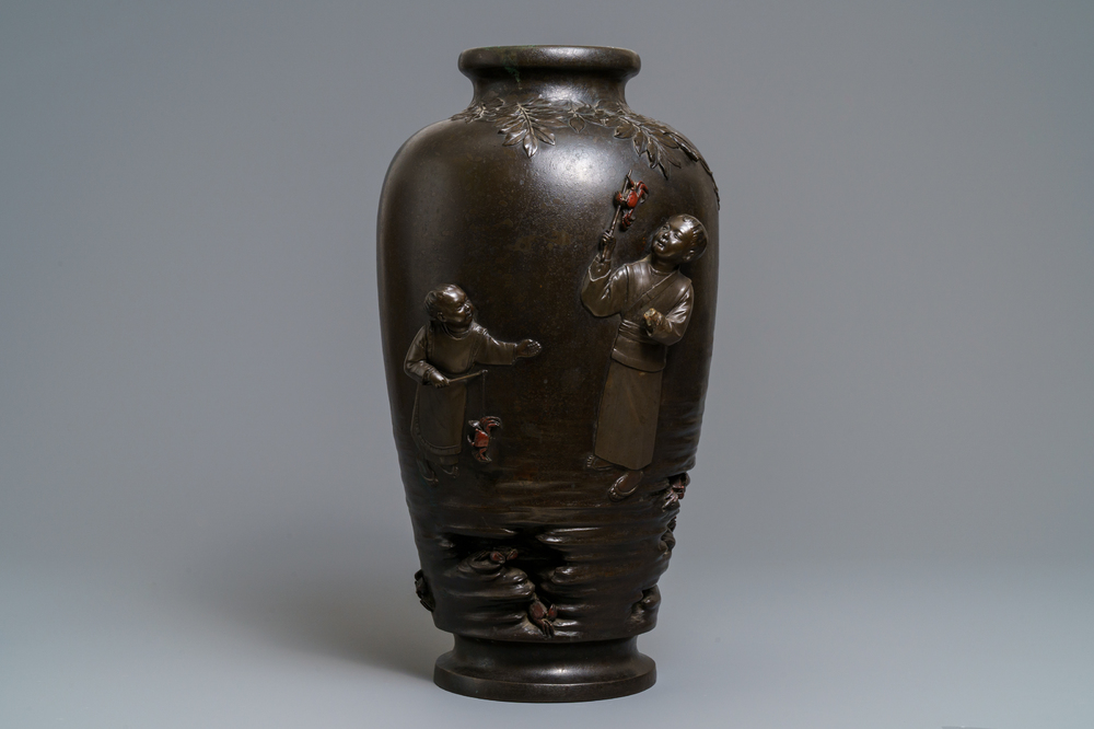 Un grand vase en bronze &agrave; d&eacute;cor d'enfants &agrave; la p&ecirc;che aux crabes, marque en creux, Japon, Meiji, 19&egrave;me