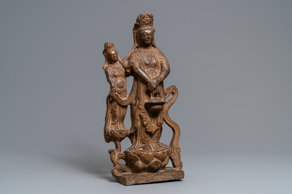 Un groupe d'une Guanyin et serviteur en pierre sculpt&eacute;e, Chine, Ming/Qing