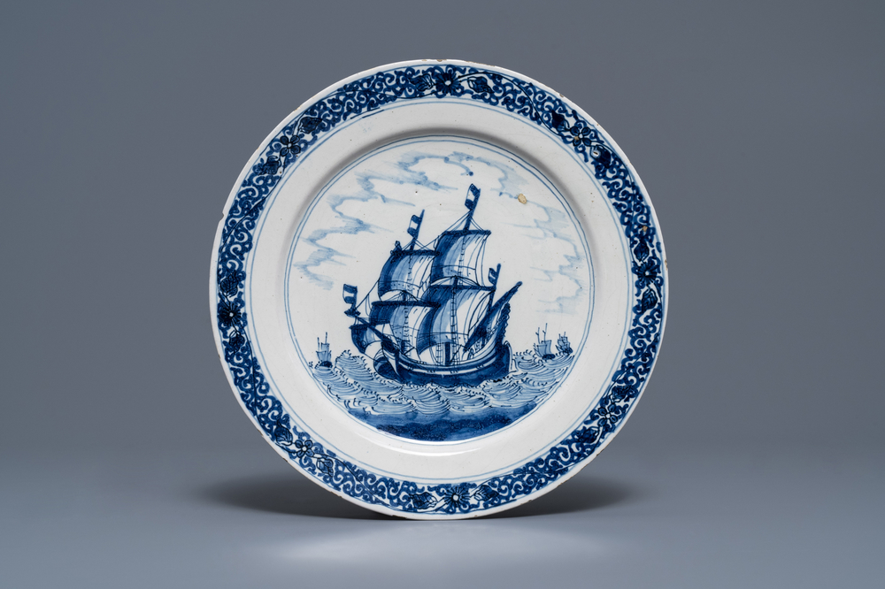 Un plat en fa&iuml;ence de Delft bleu et blanc &agrave; d&eacute;cor d'un navire, vers 1700