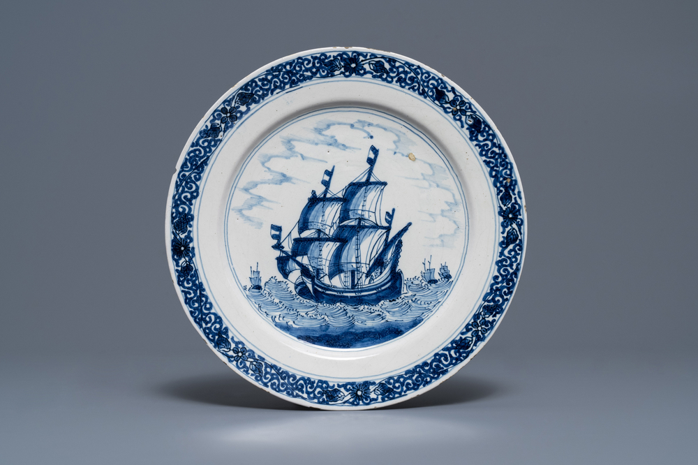 Een blauw-witte Delftse schotel met een driemaster, ca. 1700