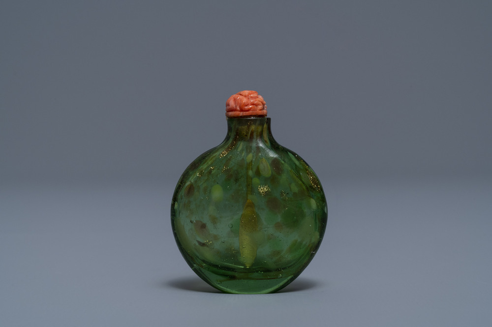 Een Chinese groene glazen snuiffles met biotiet, Keizerlijke Glasmanufactuur, Peking, 1730-1840