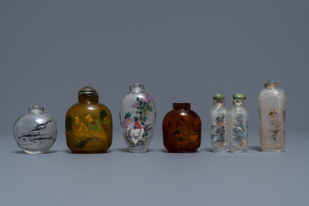 Zes Chinese binnenin beschilderde glazen snuifflessen, 19/20e eeuw