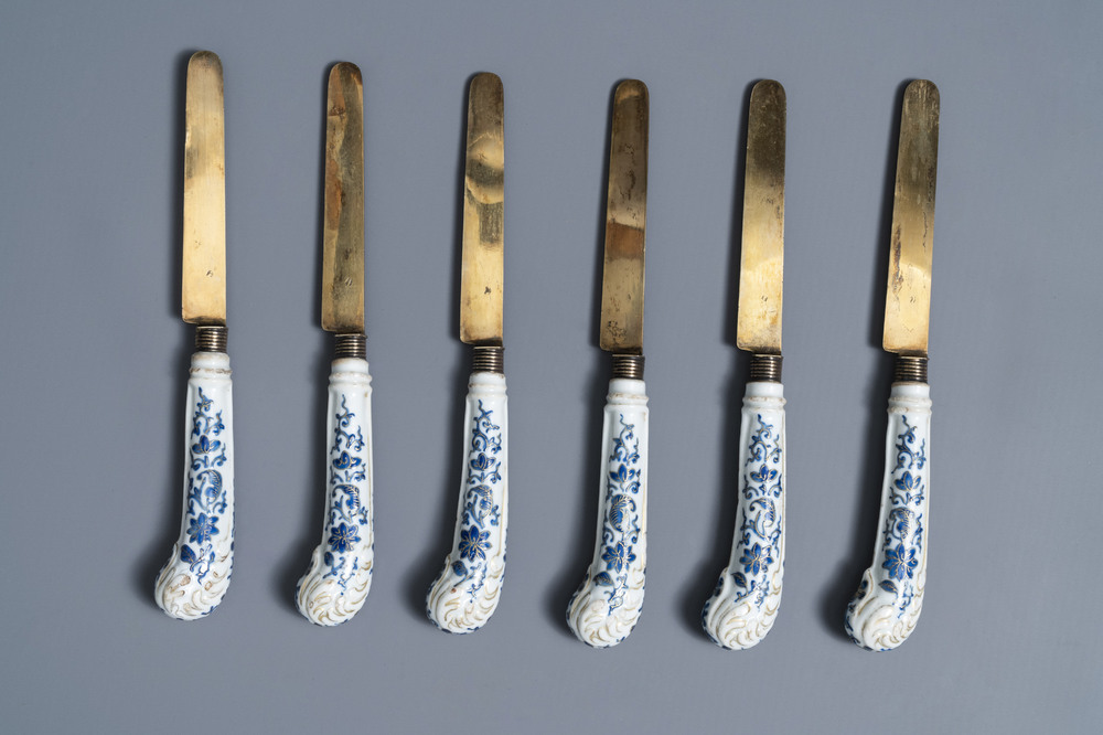 Six manches de couteaux en porcelaine de Chine bleu, blanc et dor&eacute;, Qianlong