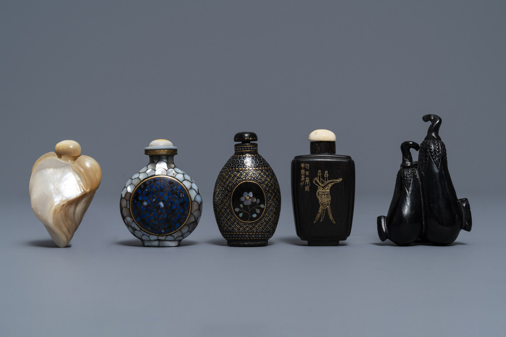 Five Chinese snuff bottles in lacquered wood, mother of pearl and horn, 19/20th C.