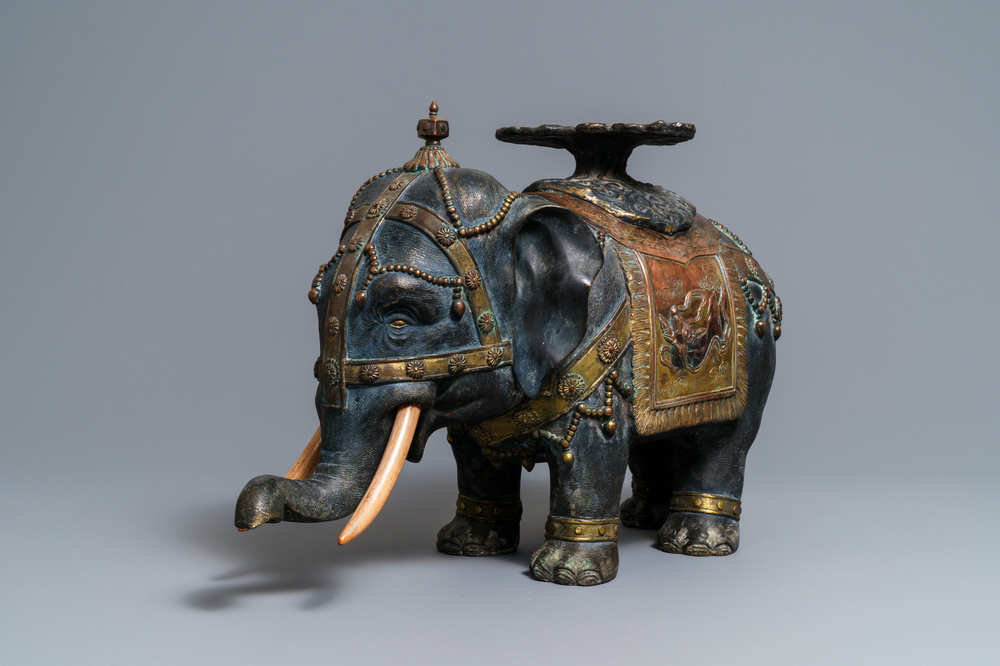 Een groot ingelegd bronzen model van een olifant, Japan, 19e eeuw