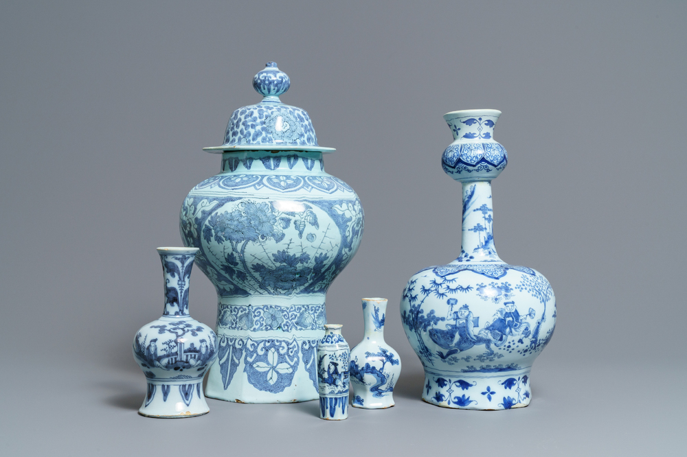 Vijf blauw-witte Delftse chinoiserie vazen, eind 17e eeuw