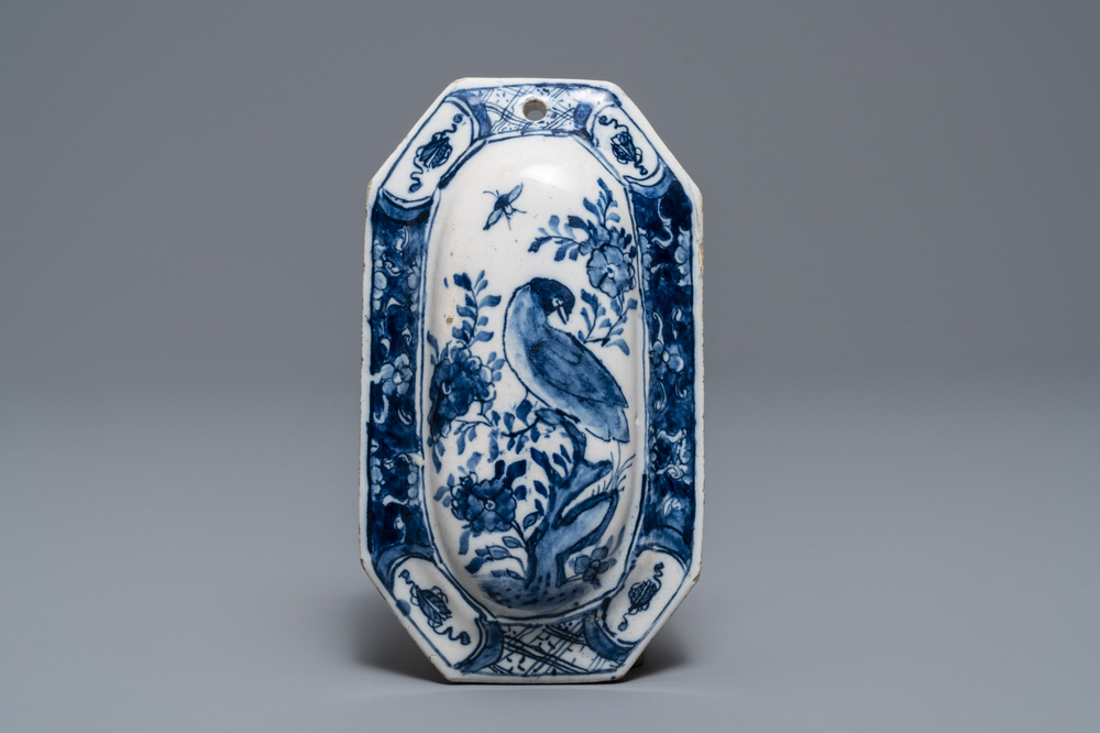 Een blauw-witte Delftse borstelrug, 18e eeuw