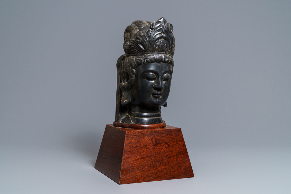 Een Chinees stenen hoofd van Guanyin, wellicht Ming