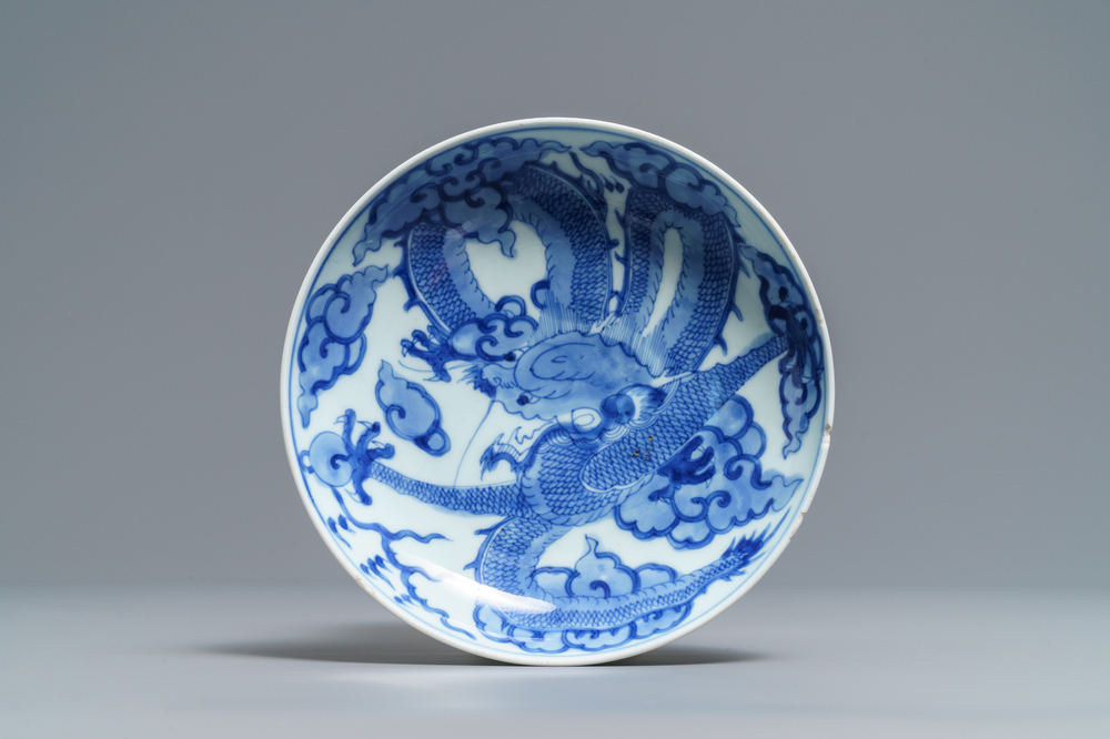 Une coupe en porcelaine de Chine bleu et blanc &agrave; d&eacute;cor d'un dragon, marque et &eacute;poque de Yongzheng
