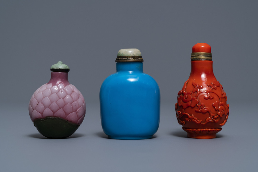 Trois tabati&egrave;res en verre, une marqu&eacute;e Qianlong, 18/19&egrave;me