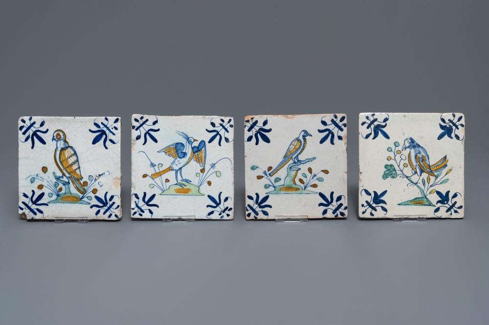 Quatre carreaux en fa&iuml;ence de Delft polychrome &agrave; d&eacute;cor d'oiseaux, 1&egrave;re moiti&eacute; du 17&egrave;me