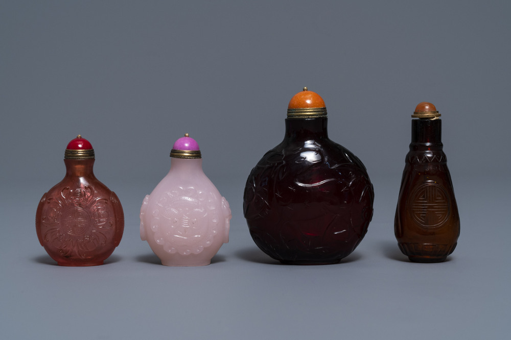 Vier Chinese snuifflessen in rood en roze glas, 19/20e eeuw