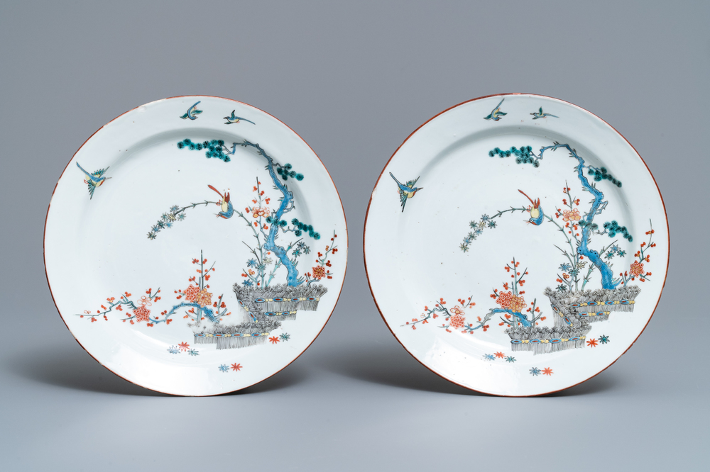 Une paire d'assiettes en porcelaine de Chine surd&eacute;cor&eacute; aux Pays-Bas dans le style Kakiemon, Kangxi/Yongzheng