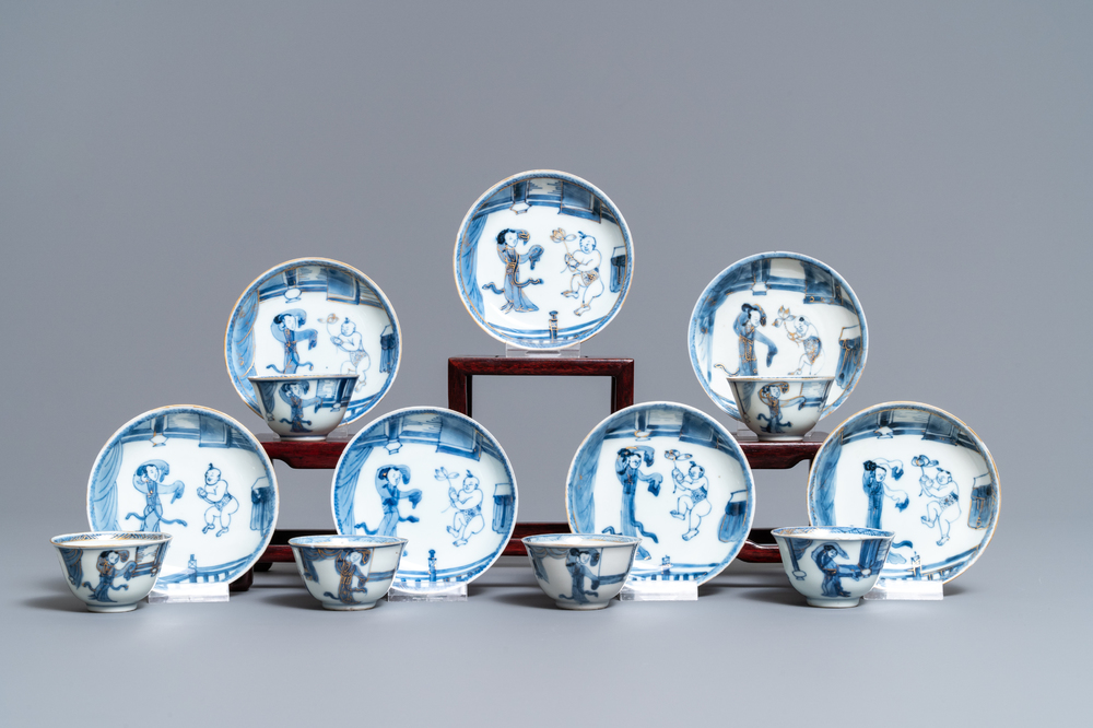 Zes Chinese blauw-witte koppen en zeven schotels met verguld decor, Kangxi/Yongzheng