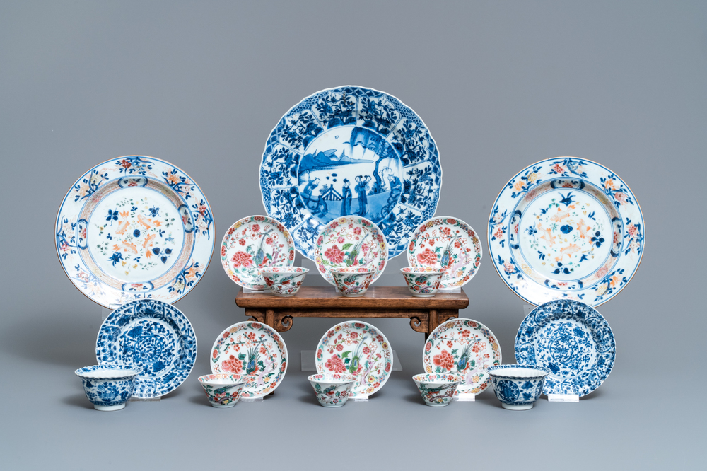 Acht Chinese blauw-witte en famille rose koppen en schotels en drie borden, Kangxi/Qianlong