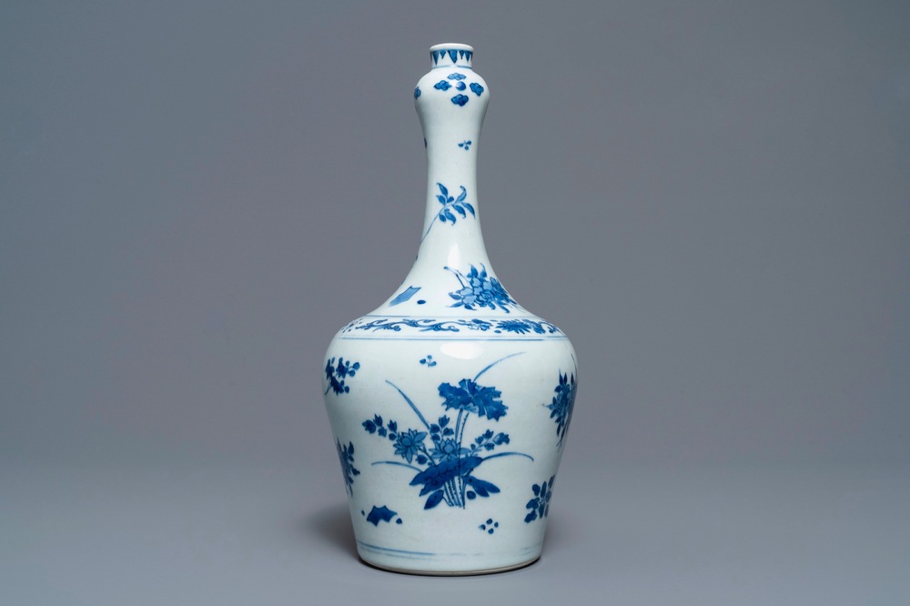Een Chinese blauw-witte flesvormige vaas met florale decors, Transitie periode