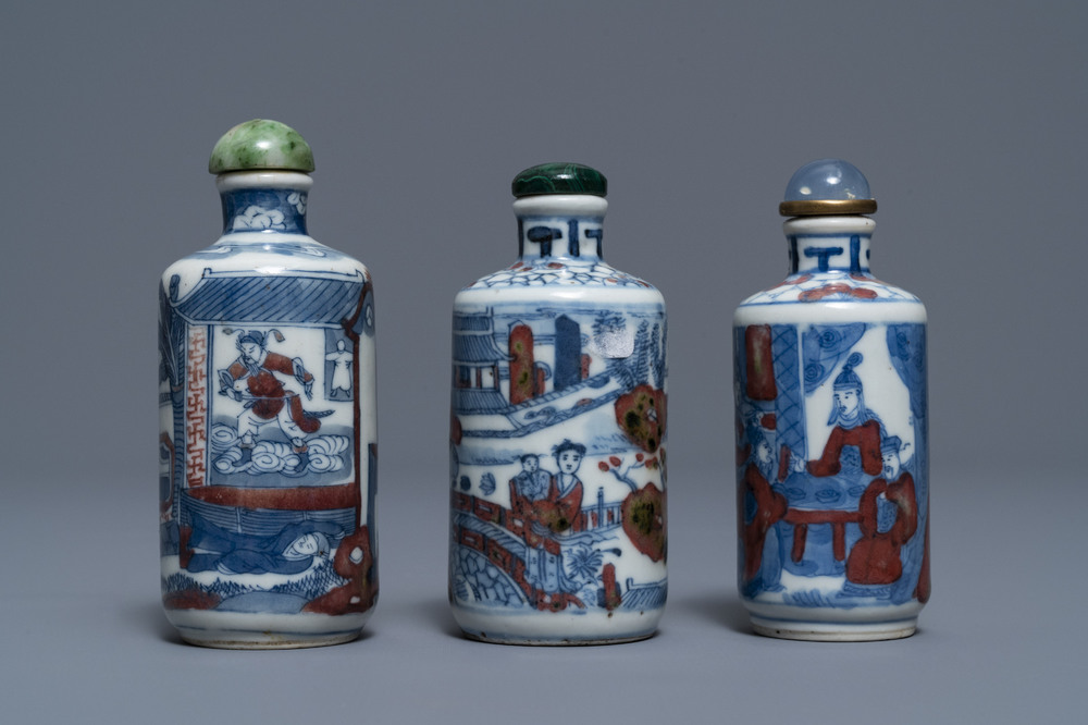 Trois tabati&egrave;res en porcelaine de Chine bleu, blanc et rouge, marques de Yongzheng, 18/19&egrave;me