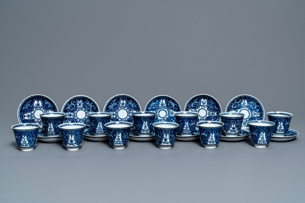 Twaalf Chinese blauw-witte koppen en schotels, 19e eeuw