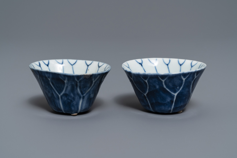 Une paire de tasses en forme de lotus en porcelaine de Chine bleu et blanc, Kangxi