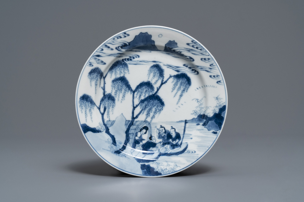 Une assiette en porcelaine de Chine bleu et blanc &agrave; d&eacute;cor de p&ecirc;cheurs, marque de Chenghua, Kangxi