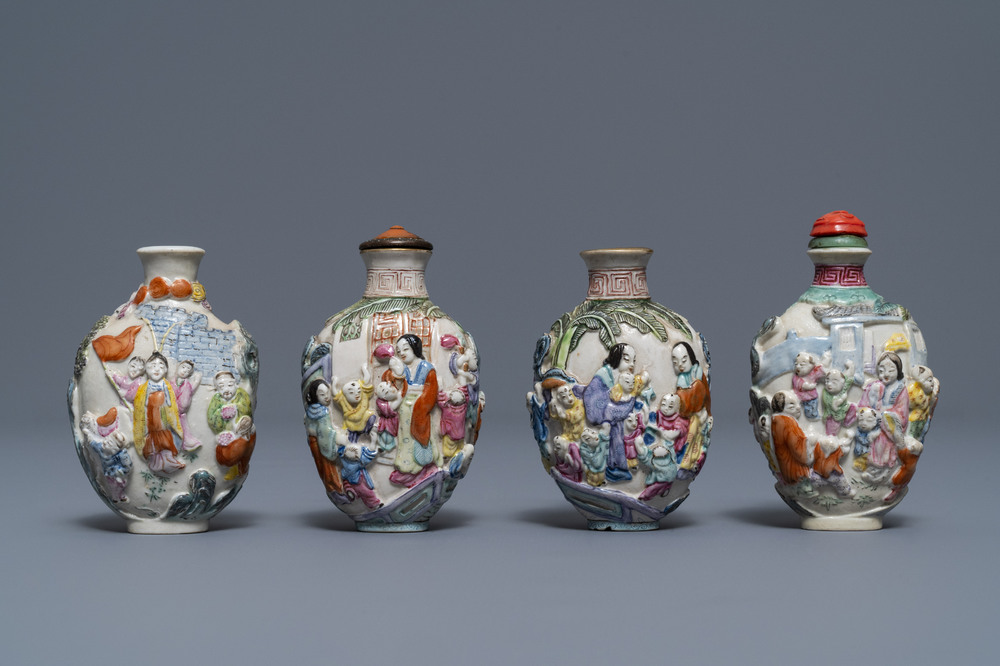 Vier Chinese famille rose porseleinen snuifflessen met reli&euml;fdecor, 19e eeuw