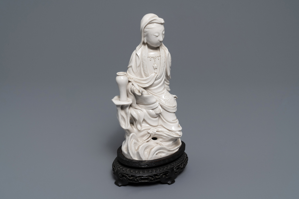 Een Chinees Dehua blanc de Chine model van Guanyin, zegelmerk op de rug, 19e eeuw