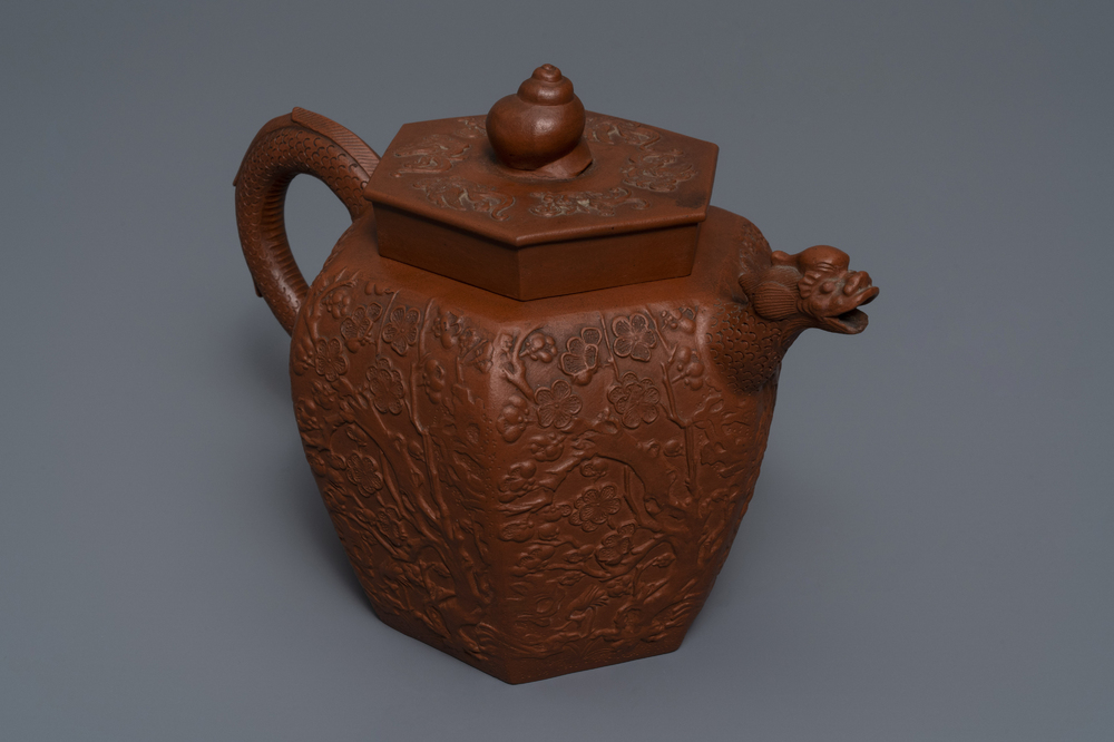 Een grote Chinese Yixing steengoed theepot met reli&euml;fdecor, Kangxi