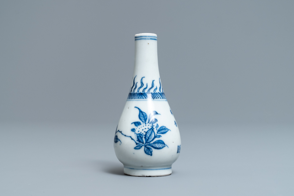 Een Chinees blauw-wit vaasje met vruchten en kalligrafie, Transitie periode