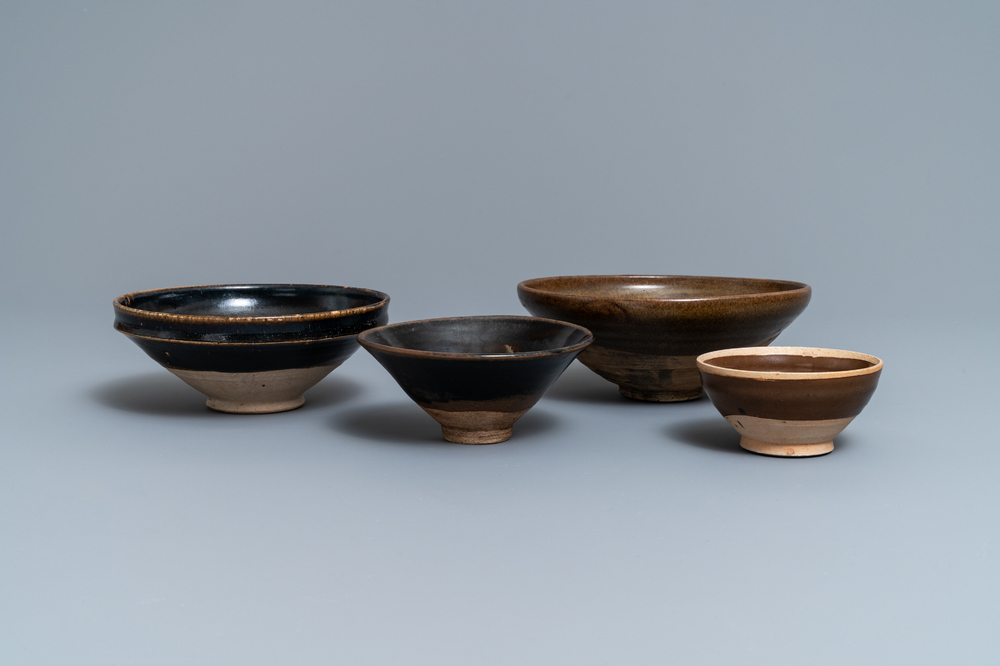 Quatre bols en gr&egrave;s porcelaineux &eacute;maill&eacute; brun et noir, Song et Yuan