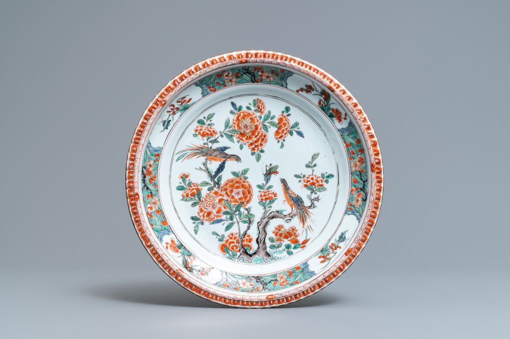Un plat en porcelaine de Chine famille verte &agrave; d&eacute;cor d'oiseaux parmi fleurs, Kangxi