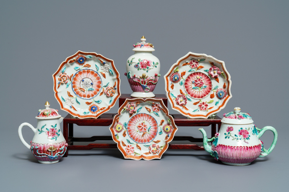 Een Chinese famille rose theepot, melkkan en theebus op onderbord met reli&euml;fdecor, Yongzheng