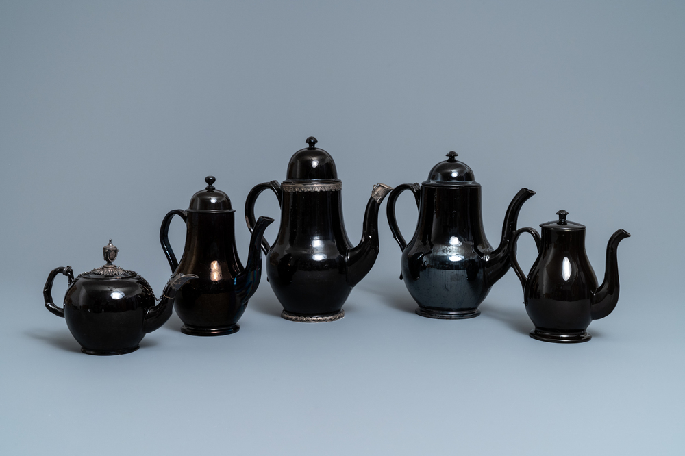 Vier koffiekannen en een theepot in zwart aardewerk met zilveren montuur, Namen, 18e eeuw