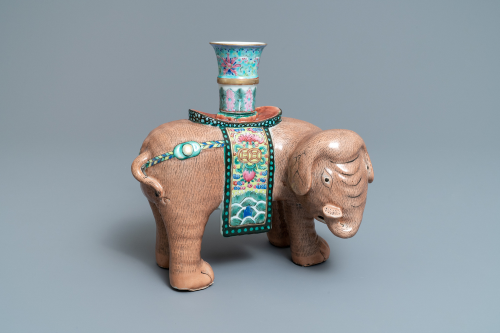 Een grote Chinese famille rose kandelaar in de vorm van een olifant, Jiaqing