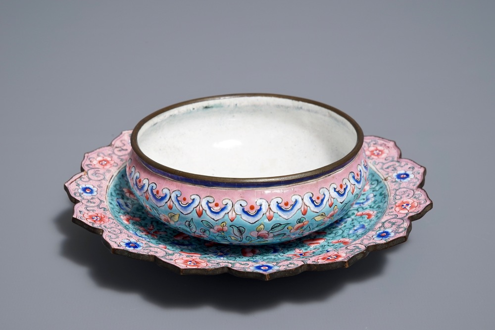 A Chinese Canton enamel brush washer on lotus-shaped stand, 18/19th C.