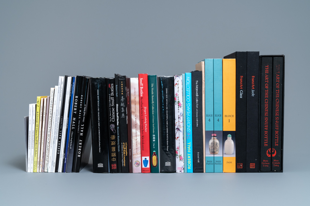 Een collectie van 42 boeken en catalogi over Chinese snuifflessen