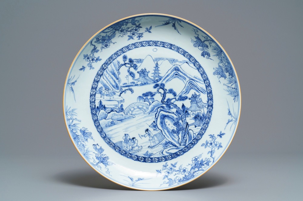 Een Chinese blauw-witte schotel met een rivierlandschap, Yongzheng/Qianlong