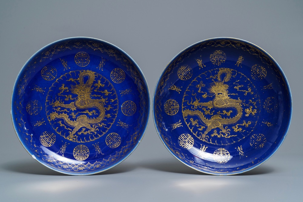 Une paire de plats en porcelaine de Chine &agrave; d&eacute;cor dor&eacute; de dragons sur fond bleu, marque et &eacute;poque de Guangxu