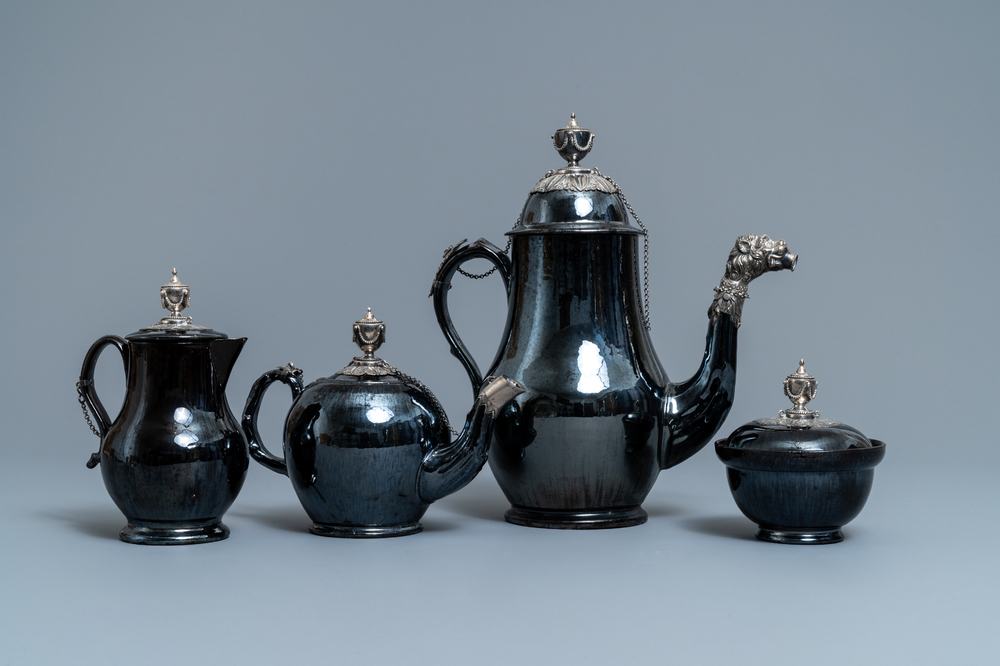 Een vierdelig koffieservies in zwart aardewerk met zilveren montuur, Namen, 18e eeuw