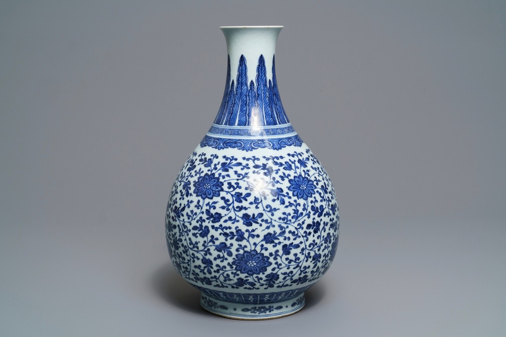 Een Chinese blauw-witte flesvormige vaas met pioenslingers, Qianlong