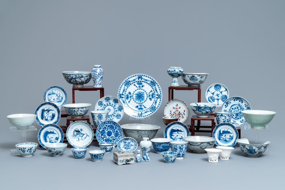 A varied collection of mostly blue and white Chinese porcelain, Ming and later