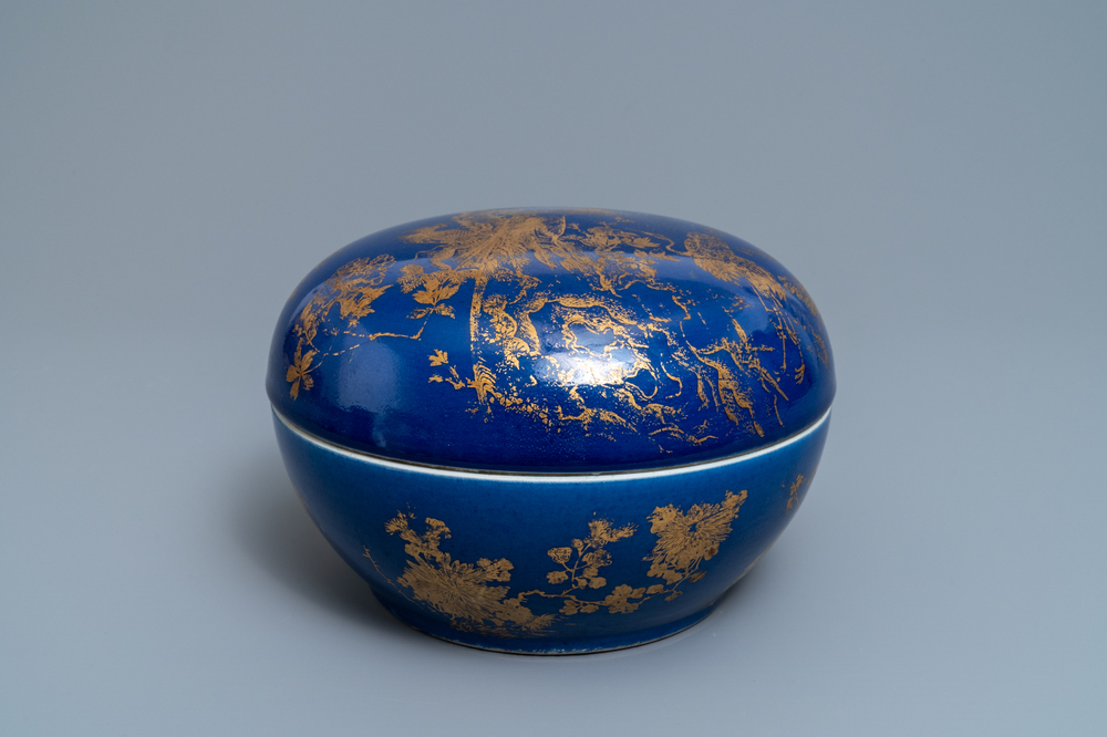Une bo&icirc;te couverte en porcelaine de Chine &agrave; d&eacute;cor dor&eacute; sur fond bleu poudr&eacute;, marque et &eacute;poque de Guangxu
