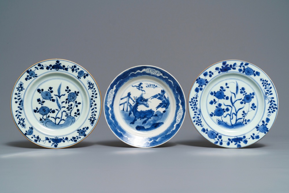 Trois assiettes en porcelaine de Chine bleu et blanc, anc. coll. Auguste le Fort, Kangxi