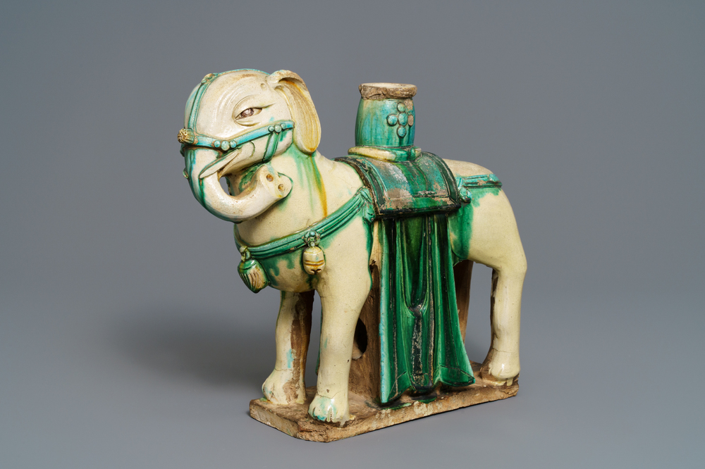 Een groot Chinees aardewerken model van een olifant, Ming