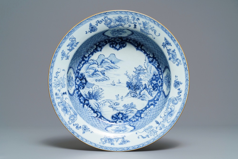 Un bassin en porcelaine de Chine bleu et blanc &agrave; d&eacute;cor d'un paysage fluvial, Qianlong